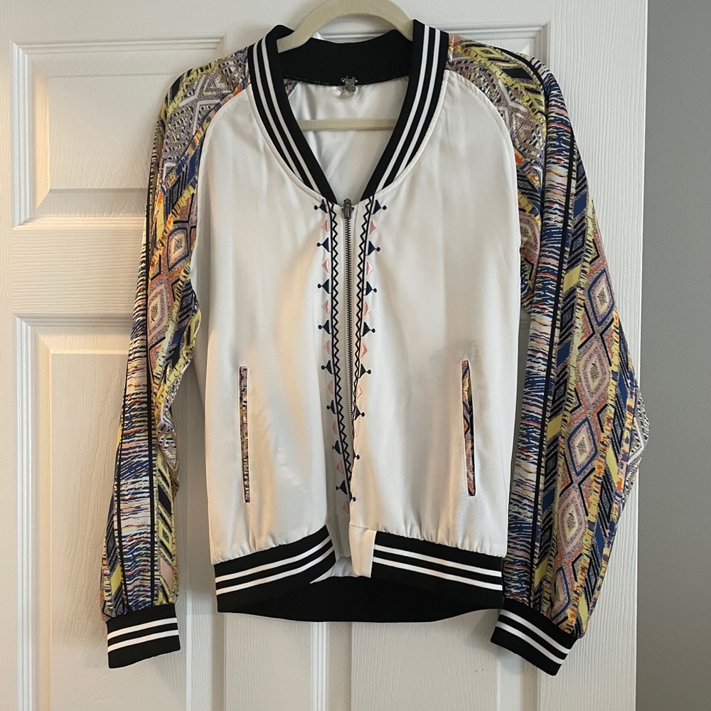 BKE Women’s Satin Tribal Zip Jacket Small